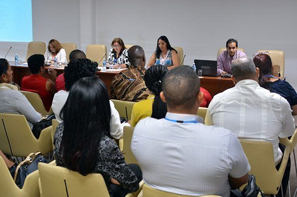 Diputados a la Asamblea Nacional del Poder Popular se reúnen en comisiones. Foto: Tony Hernández Mena/Archivo Cubadebate.