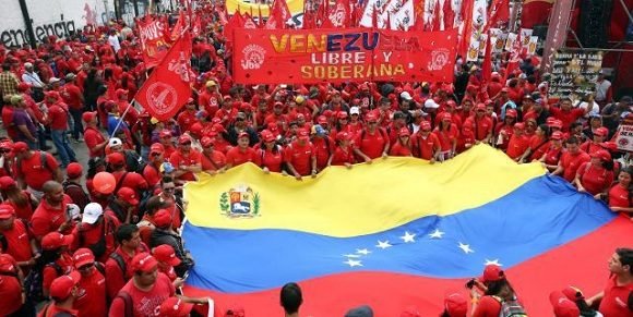 Chavistas se reúnen en apoyo a la Revolución Bolivariana. Foto: Cubadebate