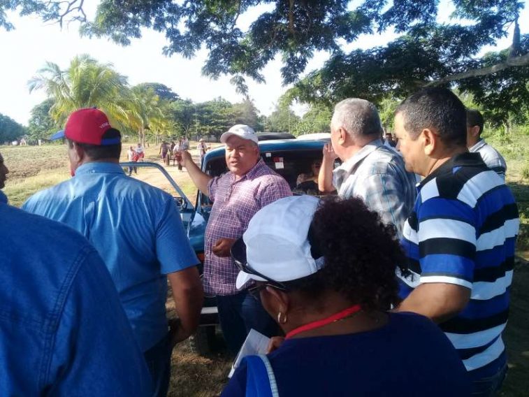 Federico Hernandez Hernandez da instrucciones en Manzanillo para potenciar la producción agrícola // Foto Rafael González