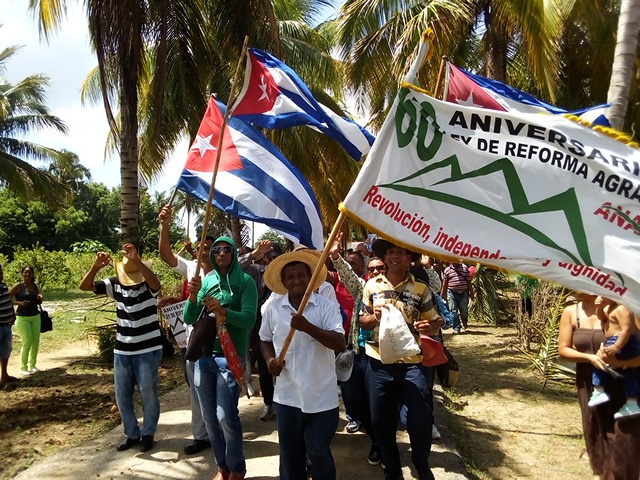 A ritmo de conga y custodiada por productores destacados de este costero territorio llegó a Manzanillo la bandera Aniversario 60 de la Firma de la Primera Ley de Reforma Agraria // Foto Eliexer Peláez