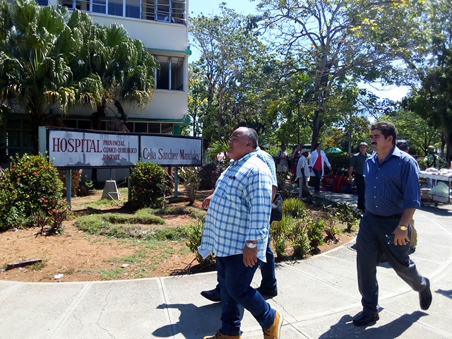 Recorre primer secretario del Partido en Granma instalaciones del Hospital Clínico Quirúrgico Celia Sánchez // Foto Eliexer Peláez