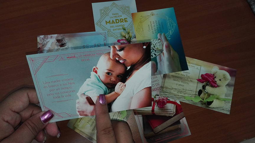 Algunas vistas de las postales que venden para el Día de la Madres // Foto Marlene Herrera