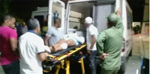 Uno de los heridos durante el traslado al hospital. Foto: Ricardo Gómez/Facebook.
