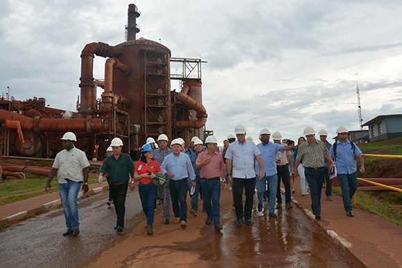 Miguel Díaz-Canel Bermúdez, presidente de los Consejos de Estado y de Ministros, visitó la planta niquelífera Pedro Soto Alba, en la ciudad minera de Moa, como parte de una visita gubernamental a la oriental provincia de Holguín. Foto: Juan Pablo Carreras/ACN.