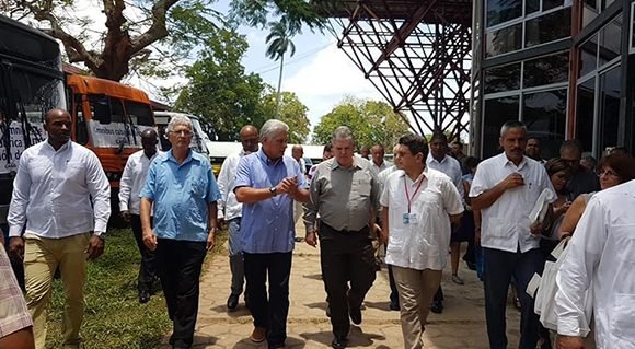El presidente cubano, Miguel Díaz-Canel, intercambió hoy con empresarios de su país, en un recorrido por la VI Feria de Negocios que se desarrolla en ExpoCuba, en La Habana. Foto: Presidencia Cuba.