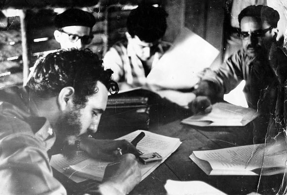 Fidel junto al doctor Osvaldo Dorticos, ministro Encargado de la Ponencia y Estudio de las Leyes Revolucionarias, firma la Ley de Reforma Agraria, el 17 de mayo de 1959./ Sitio Fidel Soldado de las Ideas.
