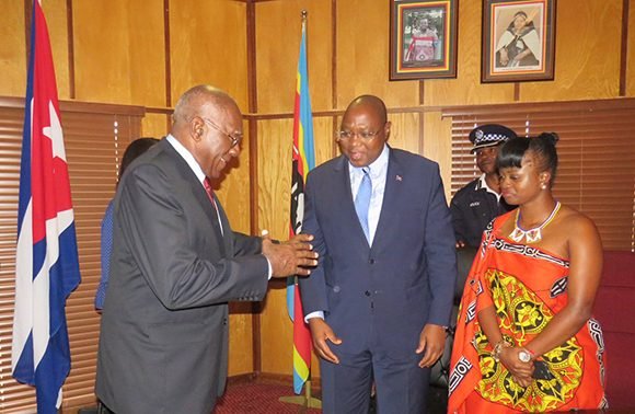 El primer ministro de Eswatini, Ambrose Mandvulo Dlamini, recibe al primer vicepresidente de Cuba, Salvador Valdés Mesa, quien llegó hoy a Mbabane en visita oficial invitado por el rey Mswati III. Foto: @AnaTeresitaGF/Twitter.