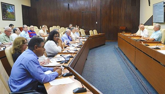 El Presidente de los Consejos de Estado y de Ministros, Miguel Díaz-Canel, evaluó la marcha de sectores como la agricultura y la alimentación. Foto: Estudios Revolución.