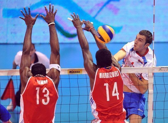 Voleibolistas cubanos que se contrataron de manera independiente en el exterior podrán integrar nuevamente la selección nacional. En la imagen, Robertlandy Simón y Raydel Hierrezuelo. Foto: FIVB.