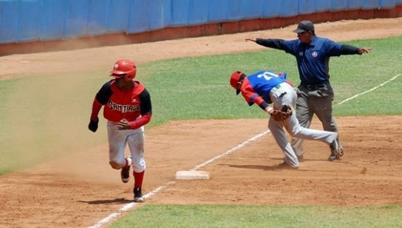 Santiago de Cuba se ratificó como uno de los favoritos en la VI Serie Nacional de Béisbol Sub 23. Foto: Jorge L. Guibert/ Jit.