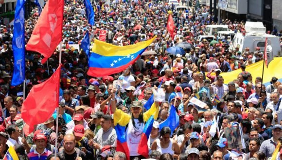 El pueblo bolivariano da la batalla en las calles Foto: AFP.