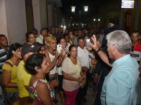 En la noche de este miércoles, Díaz-Canel agradeció al pueblo de Bayamo su hospitalidad y las múltiples muestras de afecto. Foto: Estudios Revolución.