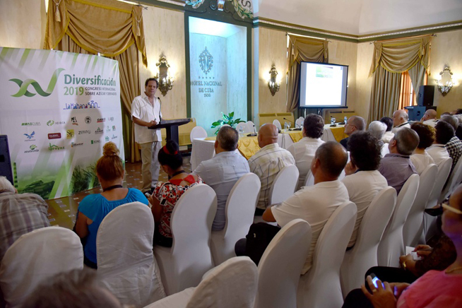 José Alberto Orive Vélez, de Guatemala, Director Ejecutivo de la Organización Internacional del Azúcar (OIA), dicta una conferencia sobre El Cambio Climático y la Agroindustria Azucarera, luego de quedar inaugurado el XV Congreso Internacional sobre Azúcar y Derivados (DIVERSIFICACIÓN 2019) // Foto: Omara García Mederos/ ACN