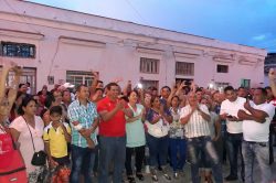 Manzanilleros en sede del Partido festejan al conocer la noticia // Foto Geraldo Romero (tomada de Facebook)