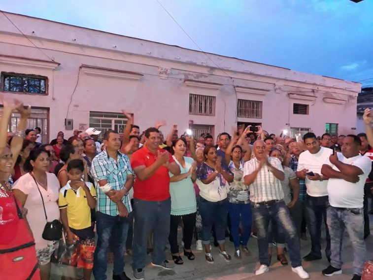 Manzanilleros en sede del Partido festejan al conocer la noticia // Foto Geraldo Romero (tomada de Facebook)