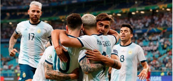 Argentina festeja victoria contra Qatar // Foto: Reuters