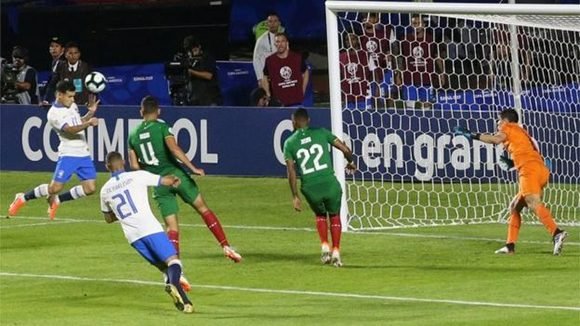 Coutinho no desaprovechó la oportunidad y con un cabezazo puso el partido 2-0 para Brasil // Foto: Reuters.