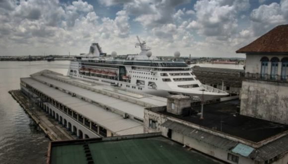 El crucero «Empress of the seas» se prepara para zarpar del puerto de La Habana, el 5 de junio de 2019. Foto: AFP.