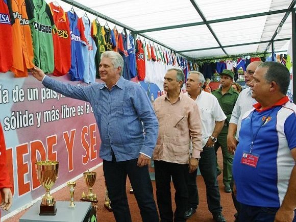 El presidente cubano recorrió la instalación, donde se producen implementos deportivos. Foto: Estudios Revolución.