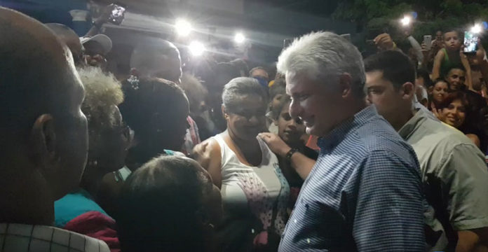 Al Presidente con su pueblo le unen lazos de una profunda confianza, intercambia, les pregunta y hace además llamados al ahorro y la racionalidad // Foto: Osbel Benítez Polo/ Radio Guamá
