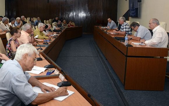 Miguel Díaz-Canel intercambió con miembros de la comisión organizadora del IX Congreso de la UNEAC y una representación de intelectuales del país y directivos del Ministerio de Cultura. Foto: Estudios Revolución.