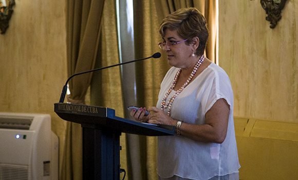 Déborah Rivas Saavedra, directora general de Inversión Extranjera en el Mincex, expuso ante los inversionistas las garantías que ofrece Cuba en el contexto actual. Foto: Irene Pérez/ Cubadebate.