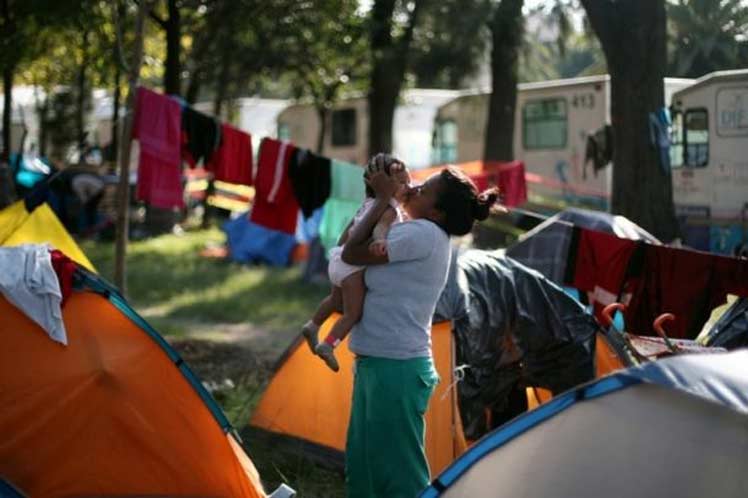 Son spacios provisionales por la saturación, cubiertos con lonas y resguardo para el sol // Foto: Prensa Latina
