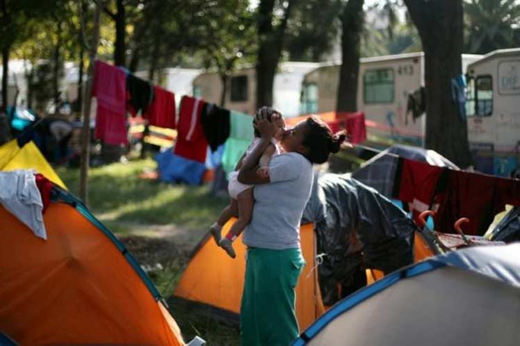 Son spacios provisionales por la saturación, cubiertos con lonas y resguardo para el sol // Foto: Prensa Latina