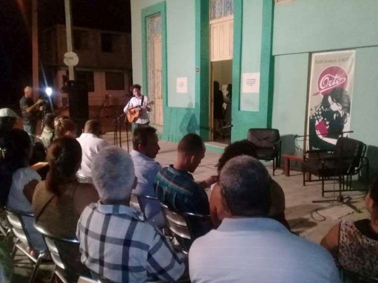 Frente a la casa donde vivió Navarro Luna, actualmente Centro de la Cultura Literaria, se realizó la apertura del evento // Foto Erenia Tamayo Torres