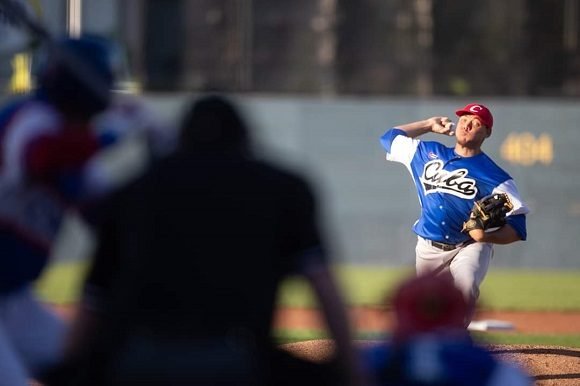 Yariel Rodríguez, lanzador abridor por el equipo cubano // Foto: Phil Selig.