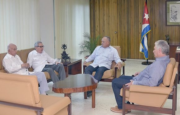 Recibieron Raúl, Díaz-Canel y Machado conversan con Diosdado Cabello Rondón, presidente de la Asamblea Nacional Constituyente de Venezuela. Foto: Estudios Revolución.