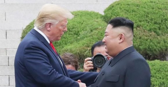 Donald Trump y Kim Jong-un se saludan en la frontera entre las dos Coreas. Foto: EFE.