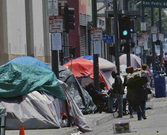 Tiendas de campaña en una calle en Los Ángeles. Foto: AP.