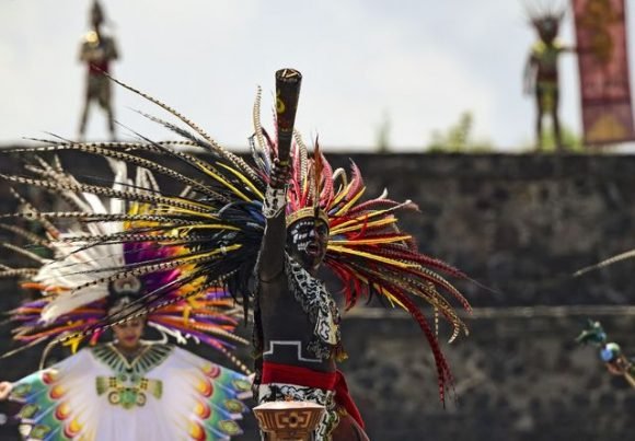 Con la pirámide de la luna como testigo, en la zona arqueológica de Teotihuacán, se encendió la antorcha. Foto: AFP.