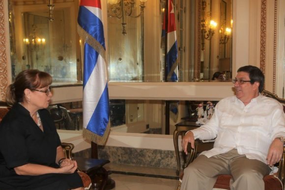 Canciller cubano con Coordinadora Residente de las Naciones Unidas en Cuba. // Foto: CubaMinrex.