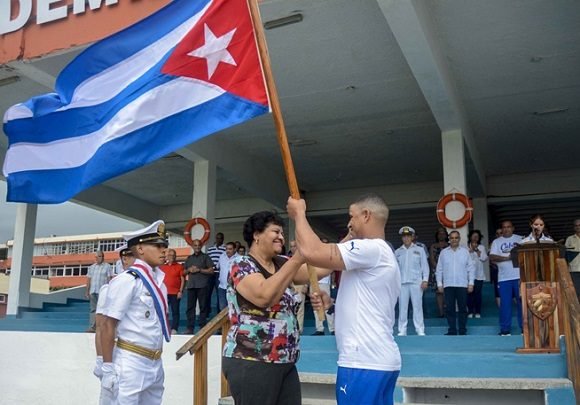 Olga Lidia Tapia Iglesias (C), miembro del secretariado del Comité Central del Partido Comunista de Cuba (CC PCC), durante el abanderamiento al equipo de béisbol, en el Activo de la Dignidad de peloteros cubanos rumbo a los XVIII Juegos Panamericanos en Lima, Perú. // Foto: Ariel Ley Royero/ ACN