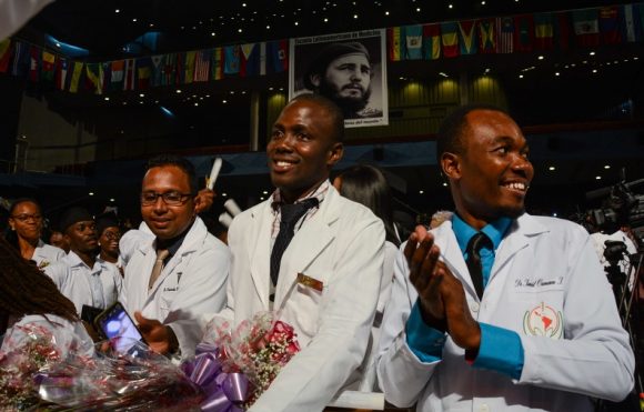 Egresados de la XV Graduación de la Escuela Latinoamericana de Medicina (ELAM), en el Teatro Karl Marx, en La Habana, el 23 de julio de 2019. // Foto: Marcelino Vázquez Hernández/ ACN