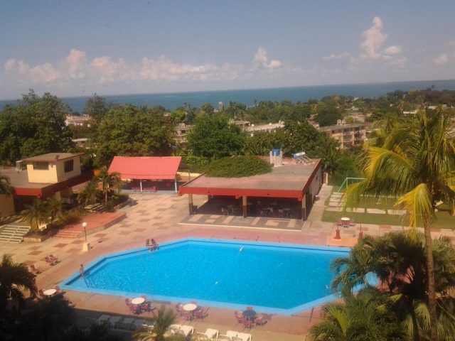 El área de piscina entre los principales atractivos del Hotel Guacanayabo // Foto Lilian Salvat