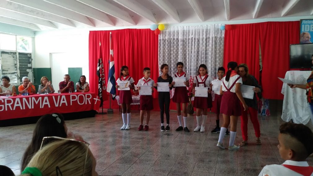 Más de un centenar de estudiantes recibieron su diploma de graduados de la Educación Primaria. // Foto: Cortesía de centro educativo