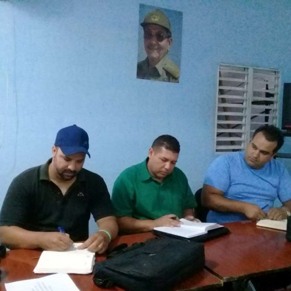 Lenar de la Torre Cespedes (izquierda) especialista de poryectos de la ANAP en Granma
Foto Rafael González castro