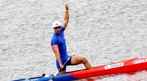 Fernando Dayán Jorge ganó el boleto directo a la final del C-1 a mil metros tras dominar su heat clasificatorio. Foto: Irene Pérez/ Cubadebate.