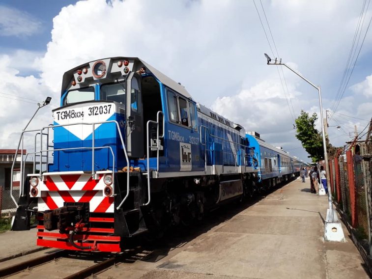 Llegada del tren a Manzanillo en fase de prueba. // Foto: Geraldo Romero (tomado de Facebook)