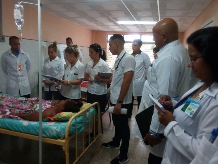 Estudiantes de la Universidad de Ciencias Médicas de Granma. // Foto Suzanne Santiesteban Puertas