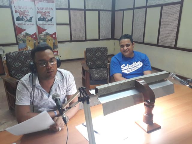 Magdiel Pérez, conductor de Haciendo Radio, junto a Aníval Ramos Socarrás, rector de la Universidad de Ciencias Médicas de Granma. // Foto: Manuel Ramírez Heras