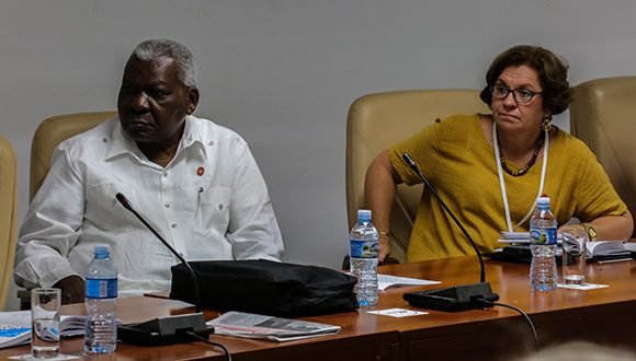 El presidente de la Asamblea Nacional del Poder Popular, Esteban Lazo, reconoció que se trata de un tema muy complicado, si bien implica a múltiples factores e incide sobre la salud, el ornato público y los valores que proyectamos como sociedad. // Foto: Abel Padrón Padilla/ Cubadebate