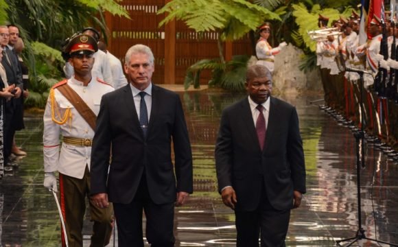 Miguel Díaz-Canel Bermúdez (C. izq.), Presidente de los Consejos de Estado y de Ministros de la República de Cuba, recibió a João Manuel Gonçalves (C. der.), Presidente de la República de Angola, en ceremonia efectuada en el Palacio de la Revolución, en La Habana, el 1 de julio de 2019 // Foto: Marcelino Vázquez Hernández / ACN