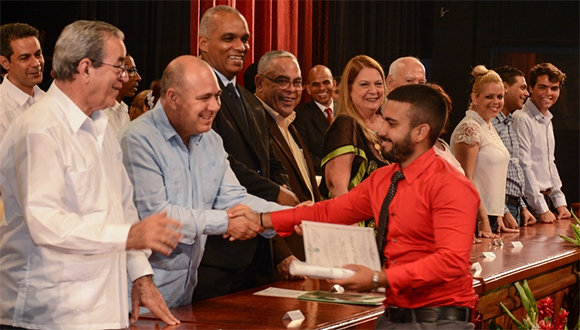 Roberto Morales Ojeda, vicepresidente de los consejos de Estado y de Ministros, entregó diplomas a jóvenes graduados. Foto: ACN.