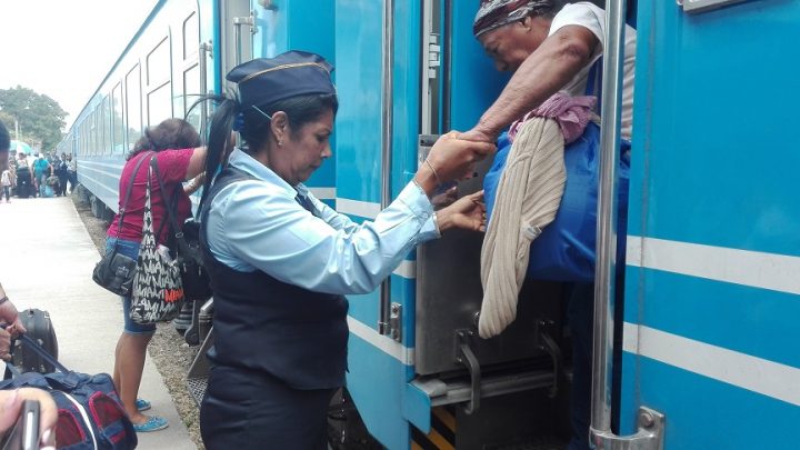 Llegó el tren a la terminar ferroviaria de Manzanillo // Foto Marlene Herrera