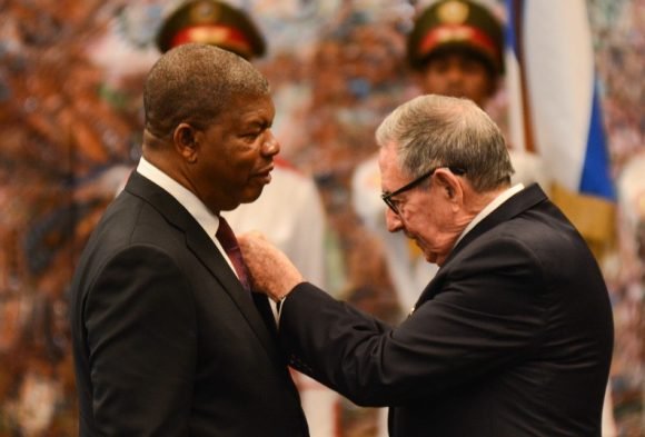 El General de Ejército Raúl Castro Ruz (D), Primer Secretario del Comité Central del Partido Comunista de Cuba, impone la Orden José Martí, a João Manuel Gonçalves, Presidente de la República de Angola, en el Palacio de la Revolución, en La Habana, el 1 de julio de 2019 //Foto: Marcelino Vázquez Hernández / ACN