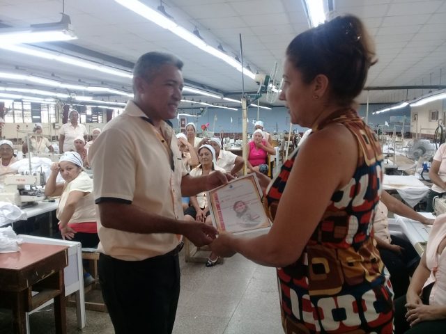 Reconocimiento a Taller 101 de Confecciones Antares en Manzanillo. // Foto: Denia Fleitas Rosales